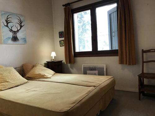 een slaapkamer met een groot bed en een raam bij Chalet Peisey-Nancroix-Plan Peisey, 6 pièces, 11 personnes - FR-1-757-78 in Peisey-Nancroix