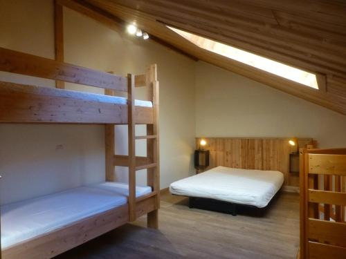 een slaapkamer met 2 stapelbedden en een dakraam bij Appartement Peisey-Vallandry, 2 pièces, 6 personnes - FR-1-757-83 in Landry