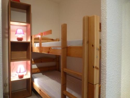 two bunk beds in a room with two lamps at Appartement Peisey-Vallandry, 1 pièce, 4 personnes - FR-1-757-84 in Landry