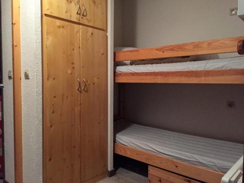 a room with two bunk beds and a closet at Appartement Peisey-Vallandry, 2 pièces, 5 personnes - FR-1-757-86 in Landry