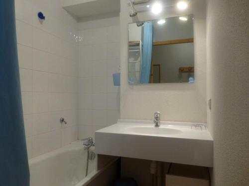 y baño con lavabo, bañera y espejo. en Appartement Peisey-Vallandry, 3 pièces, 6 personnes - FR-1-757-87, en Landry