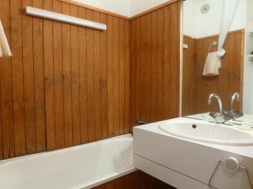 y baño con bañera blanca y lavamanos. en Appartement Peisey-Vallandry, 1 pièce, 4 personnes - FR-1-757-88, en Landry