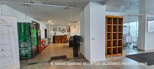 un pasillo de un edificio con una botella de cerveza en GRAND DIAMOND BEACH Tus vacaciones frente al mar, en Tonsupa