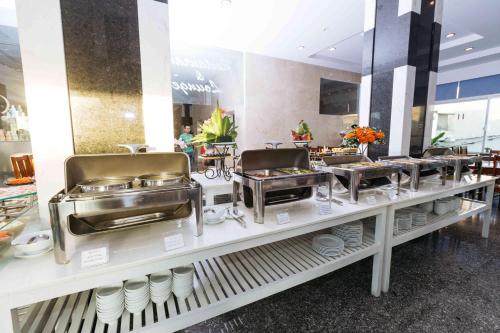 een buffetrestaurant met gerechten bij Emerald Boutique Hotel DaNang in Da Nang