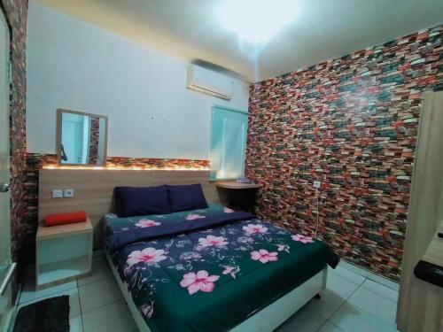 Tempat tidur dalam kamar di Bolang Apartel at Aeropolis Apartment