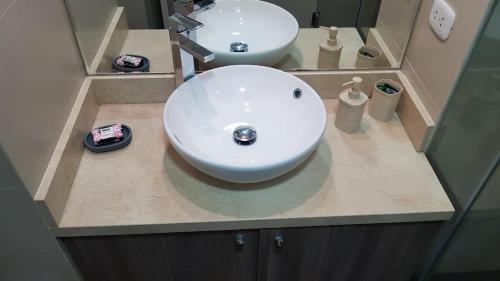 uma casa de banho com um lavatório branco e um espelho. em Barranco Best Location - Apartment em Lima