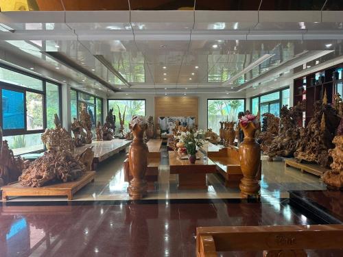 uma sala cheia de esculturas em exposição em khách sạn thúy phương 2 em Hào Gia