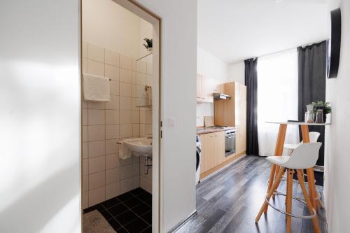 a small apartment with a bathroom with a sink at Gemütliches App. Messe / Prater in Vienna