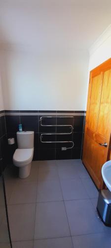 een badkamer met een toilet en een wastafel bij Hill Top Retreat in Lower Dashwood