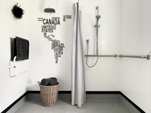 bagno con doccia e tenda doccia di M&K Home with central heating, 4 bedrooms, by Chartwell Shopping Centre a Hamilton