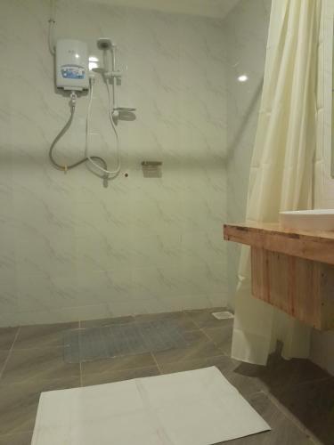 アンボセリにあるPENETY AMBOSELI RESORTのバスルーム(シャワー、シャワーカーテン付)