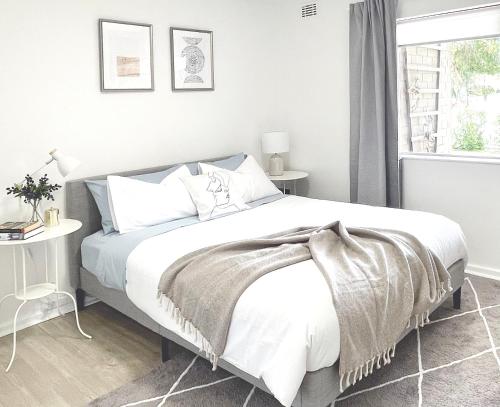 a bedroom with a bed and a window at Stylish 2Bdrm in Trendy Area -Close to City & Beach in Perth