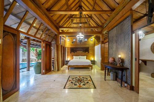 una camera da letto con un letto e un soffitto in legno di Villa Arumanis a Canggu