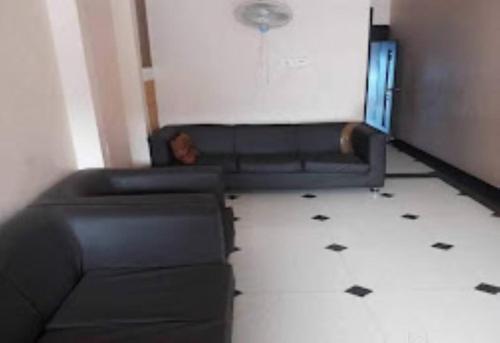 una sala de estar con 2 sofás en una habitación en Hotel Raj Residency, Patna, en Patna