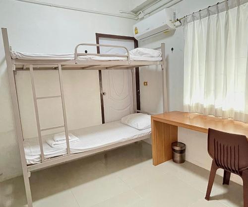 Tempat tidur susun dalam kamar di Palace Hostel พาเลส โฮสเทล