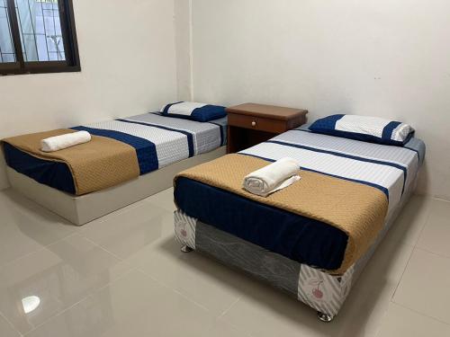 twee bedden in een kamer met bij Palace Hostel พาเลส โฮสเทล in Amphoe Phra Khanong