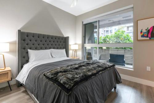 Un dormitorio con una cama grande y una ventana en Brand New WeHo Luxury Apartment, en Burbank
