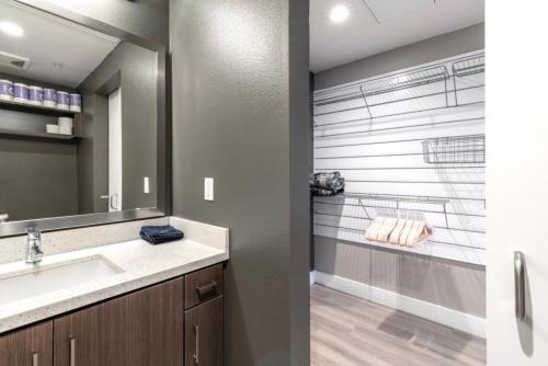 y baño con lavabo y espejo. en Brand New WeHo Luxury Apartment, en Burbank