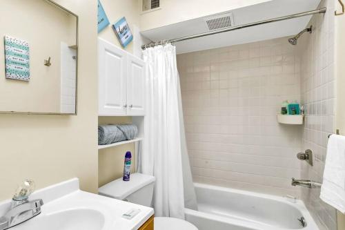 W łazience znajduje się umywalka, toaleta i prysznic. w obiekcie Lovely 1br Apartment In Rittenhouse Square w Filadelfii