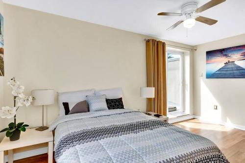 ein weißes Schlafzimmer mit einem Bett und einem Deckenventilator in der Unterkunft Lovely 1br Apartment In Rittenhouse Square in Philadelphia