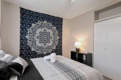 een slaapkamer met een zwart-witte mandala-muur bij Stunning 2br Near Everything - City Center in Philadelphia