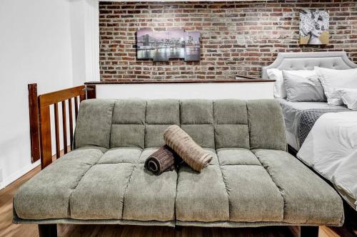 - un canapé dans le salon à côté d'un lit dans l'établissement Uniquely Designed Metropolitan Apt In Center City, à Philadelphie