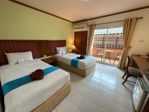 En eller flere senge i et værelse på Thipurai Beach Hotel
