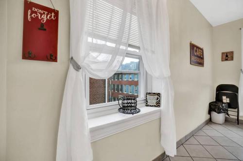 uma janela com uma cortina branca num quarto em Location, Location, Nice Vibrant Center City Flat em Filadélfia