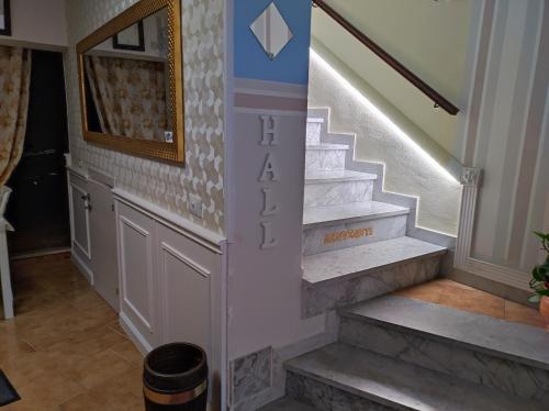 una escalera en una casa con escaleras blancas en Polla B&B Day Use, en Polla