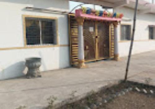een gebouw met een houten deur ervoor bij Hotel Ashirwad Palace Bihar 