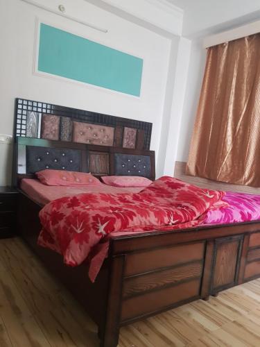 西姆拉的住宿－Chauhan Homestay，床上有红毯