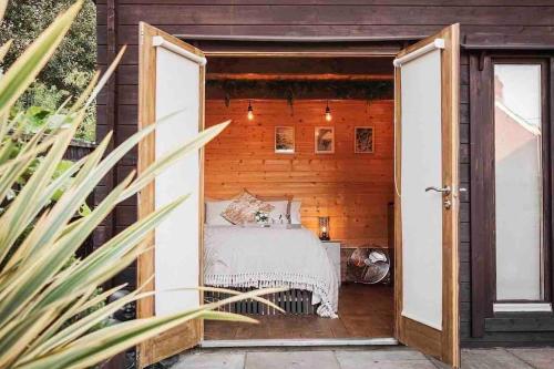 Ένα ή περισσότερα κρεβάτια σε δωμάτιο στο Summerhouse @ 73 (Forest of Dean) Gloucestershire