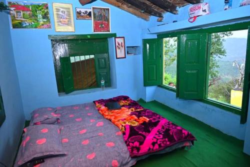 uma cama num quarto com janelas verdes em Himalayan and Nature View Homestay em Almora