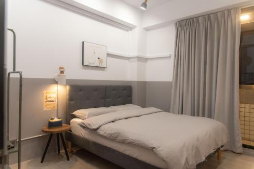 a bedroom with a bed and a window at 圈圈宿QQs & 三點不陋SDBL in Longjing