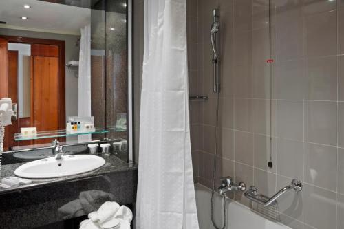 a bathroom with a sink and a shower at Hotel Catullo in San Martino Buon Albergo
