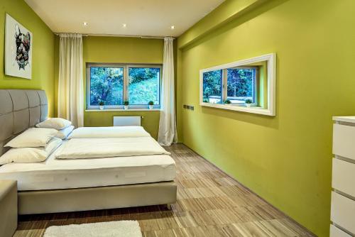 ザルツブルクにあるSky View Salzburgのベッドルーム1室(ベッド2台、窓2つ付)