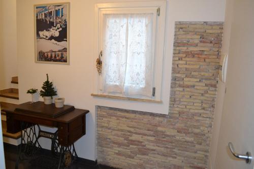 パレルモにあるAppartamenti Vittorio Emanueleのレンガ造りの暖炉と窓が備わるお部屋