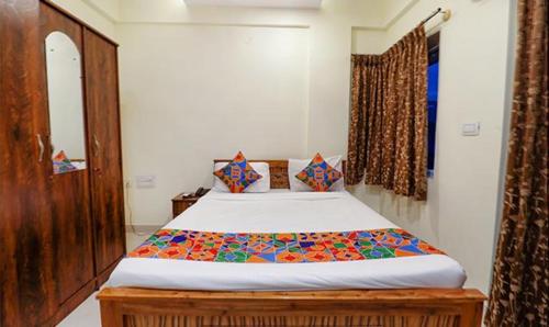 um quarto com uma cama num quarto em FabHotel Kings Inn And Suites em Bangalore