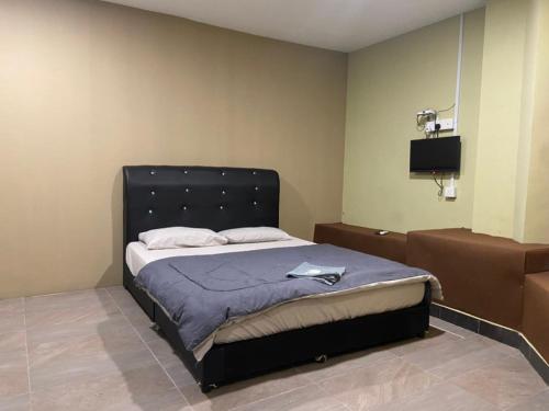 - une chambre avec un lit doté d'une tête de lit noire dans l'établissement Hotel Lii View Labis, à Labis