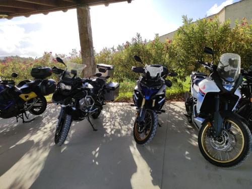 eine Gruppe nebeneinander parkter Motorräder in der Unterkunft Agriturismo Is Solinas in Masainas