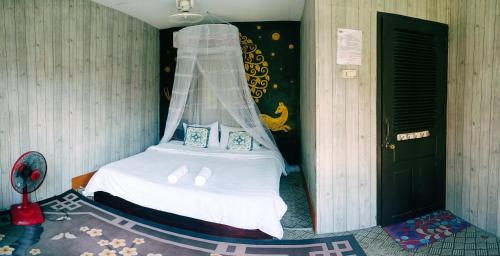 1 dormitorio con 1 cama con dosel en Ou River House en Nongkhiaw