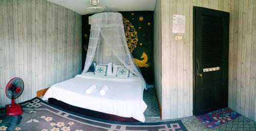 Ou River House في Nongkhiaw: غرفة نوم بسرير مع مظلة