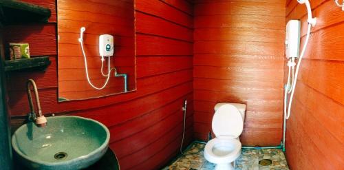 La petite salle de bains est pourvue d'un lavabo et de toilettes. dans l'établissement Ou River House, à Nongkhiaw