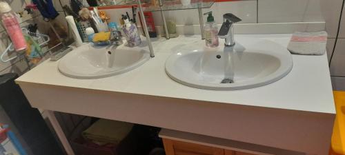 two sinks on a counter in a bathroom at Villa Sand 5mn château goutelas in Marcoux