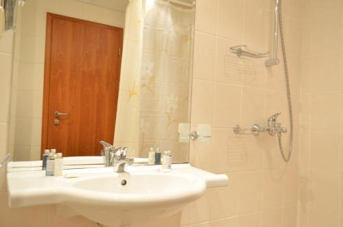 A bathroom at Hotel Laguna Mare