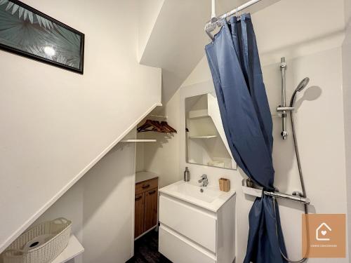 een badkamer met een wastafel en een blauw douchegordijn bij Yellow Studio - Arrivée Autonome in Châtellerault