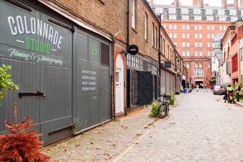 une rue urbaine vide avec des bâtiments et un vélo garé sur le trottoir dans l'établissement ARCORE Premium Apartments Bloomsbury, à Londres