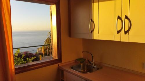 a kitchen with a sink and a window at Willkommen im Paradies - Welcome in Paradise - Bienvenidos al paraíso in La Matanza de Acentejo