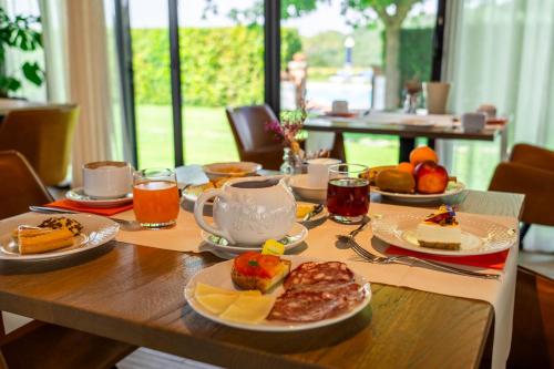 a table with plates of food on top at Agriturismo Il Cavallino Saturnia in Semproniano