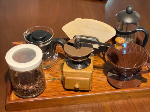 uma bandeja de madeira com comodidades para preparar café e um liquidificador em Gentou - Vacation STAY 28719v em Aso